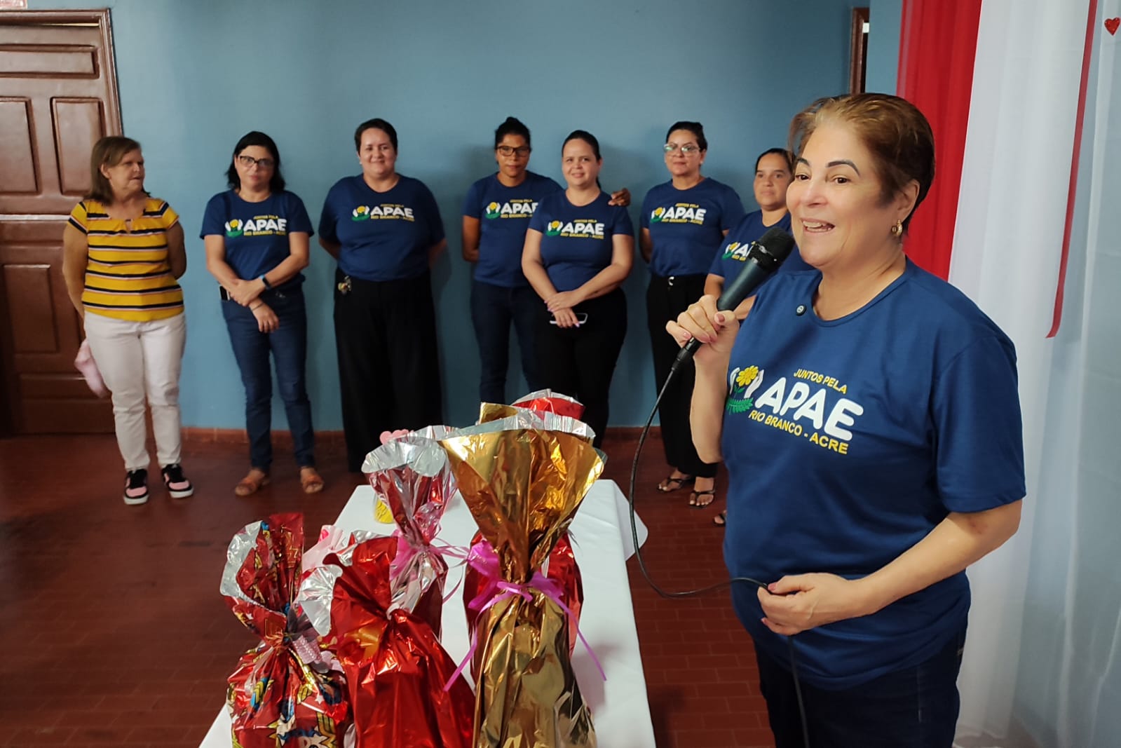 Com bolo e entrega de brindes, Apae Rio Branco realiza festa em alusão ao Dia das Mães